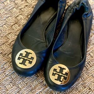 Tory Burch black flats with gold logo: Size 8
